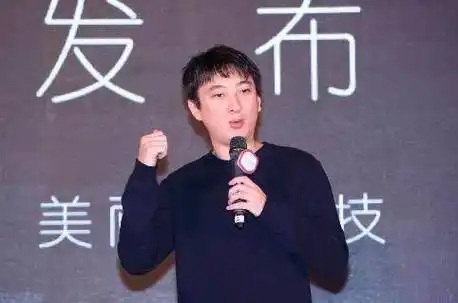 王思聪前女友豆得儿新欢竟是黄子韬,两人关系好到同穿一件t恤_女孩子