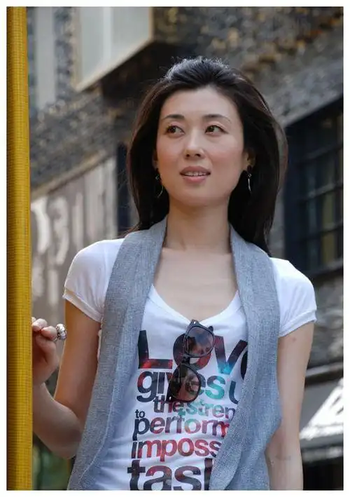 海峡两岸主持人李红,48岁了还像18岁少女,气质优雅备受好评