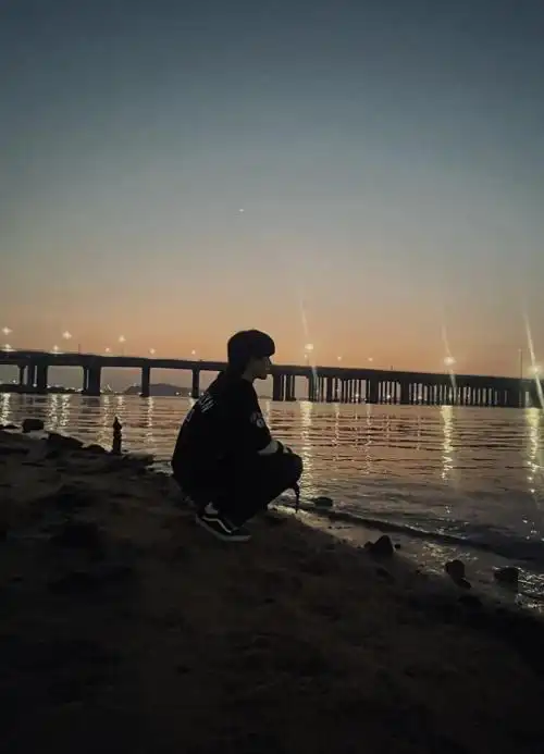 宋亚轩现身海边拍夜景写真,脚上的袜子太抢镜,00后不敢模仿