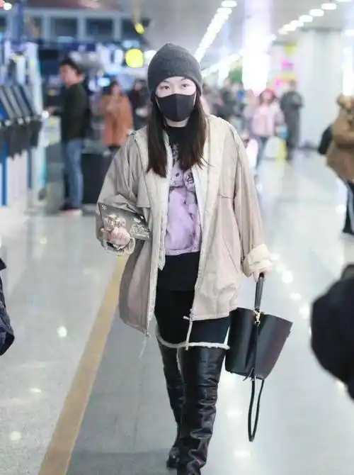 原创39岁霍思燕穿羊毛皮靴现身机场被老公宠成幸福肥