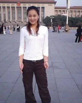 照片中的贾玲身材苗条,气质甜美,清纯可人,与她如今在公众面前展示的"