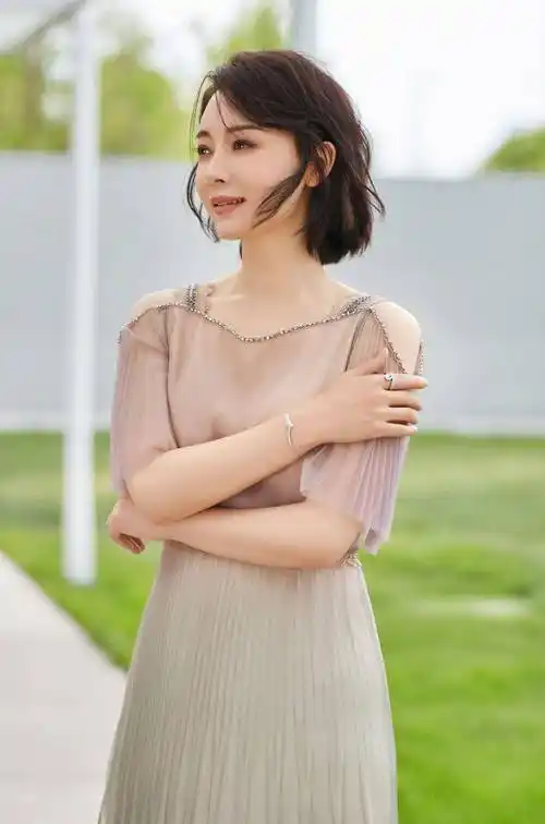 陈数这才是中年女人的优雅,穿露肩拼接轻纱裙,减龄10岁好仙气_裙子_的