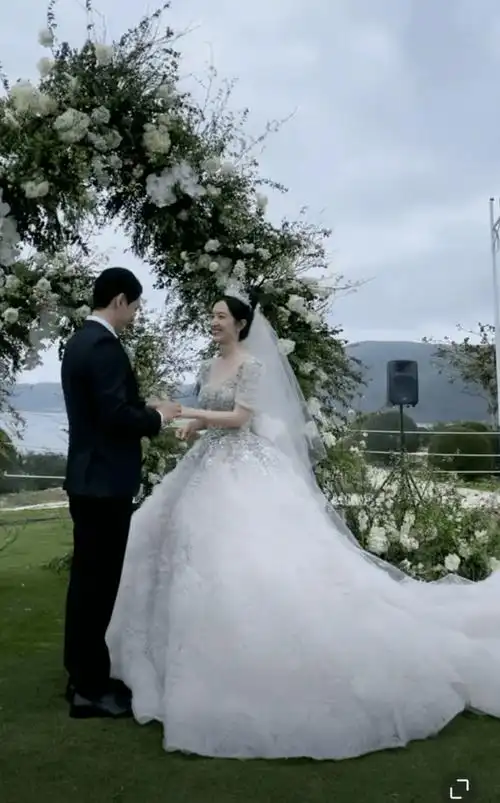 新年首位女星大婚29岁最美洛枳海边出嫁和老公郎才女貌太甜蜜