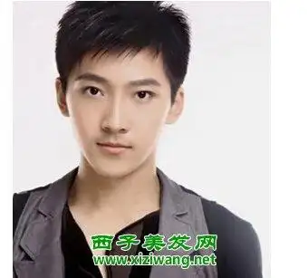 2015款男生中长碎发发型造型图