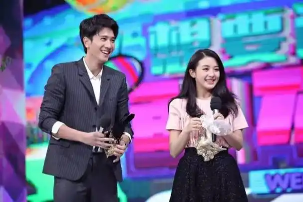 张含韵官方身高162,大帅锅彭冠英身高189,两人足足相差了27cm,这"最萌