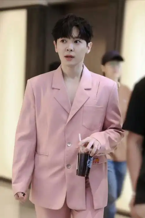 尤长靖披哥上班饭拍路透  粉色v领西装造型清爽帅气!