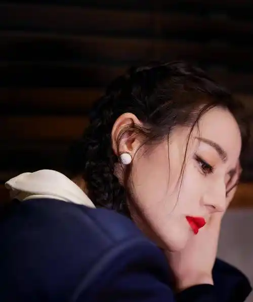 迪丽热巴真撩人双排扣连衣裙白色高筒靴配红唇妆容酷美有型