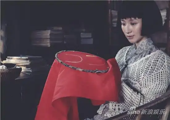 张萌绣党旗新浪娱乐讯 献礼建党90周年电视剧《开天辟地》正在中央一