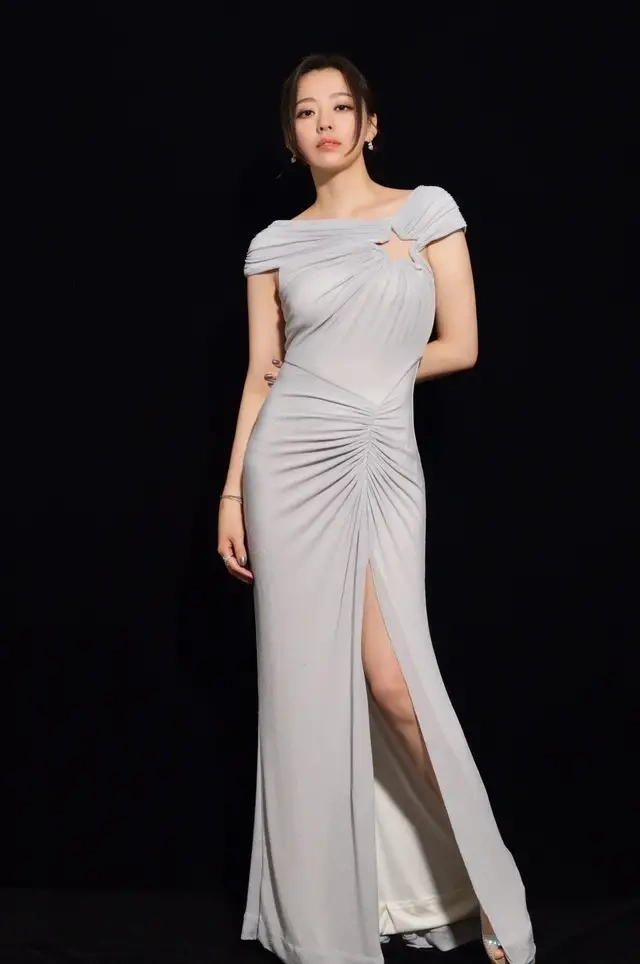 张靓颖真放得开深v礼服能低到腰穿短裤到大腿根还要撩起衣摆