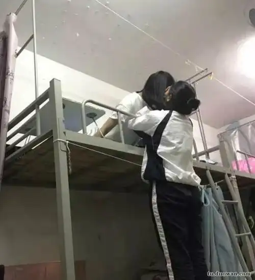 刚上车,一个穿校服的男孩就对我说:叔叔你腿脚不好,你坐吧!