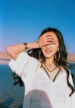 《乘风破浪的姐姐》正热播,收工后孟佳被跟拍,被发现抽烟_节目_舞台