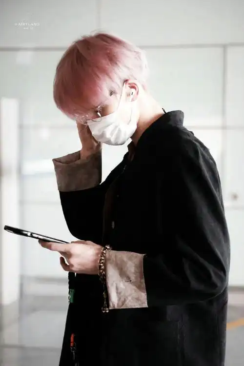 对半框眼镜男的执着谁来懂懂我#朱正廷粉发新中式穿搭