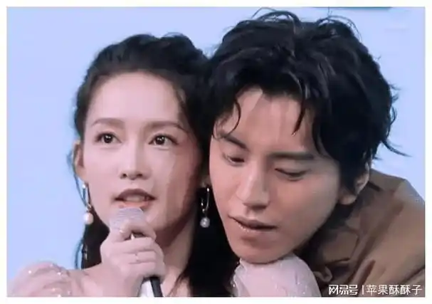 被占便宜,"咸猪手",也只能在边上陪笑|杨幂|李沁|黄轩|郭敬明|第一