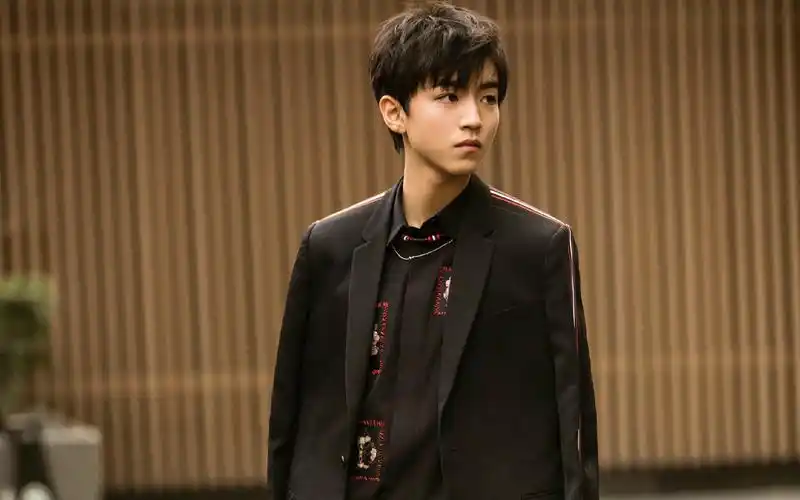 王俊凯时尚街拍写真高清桌面壁纸