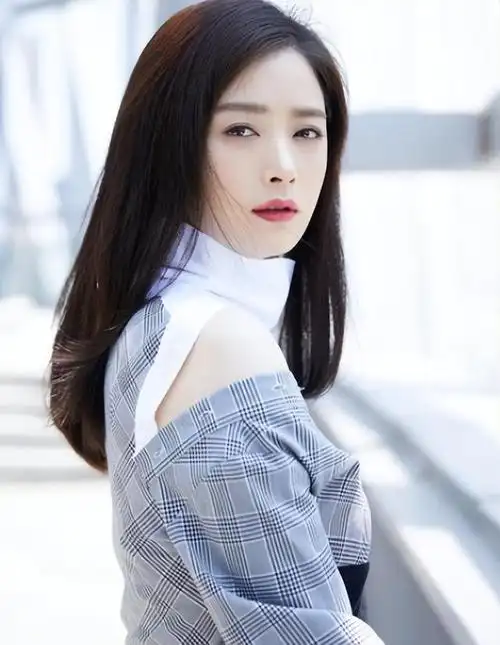 演员蒋欣一直以其出色的演技和清秀的外表备受观众喜爱.