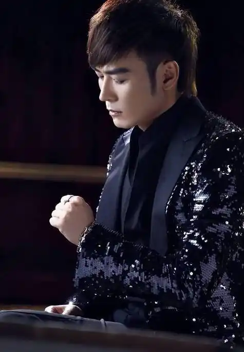 焦恩俊街头献唱,男神背后的故事