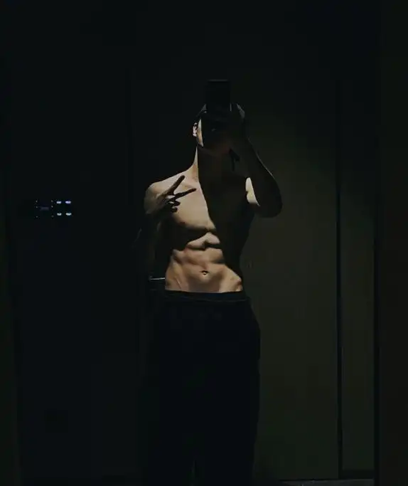 许凯帅出新高度,晒腹肌线条差别巨大!曾被吐槽:身材不好不要脱