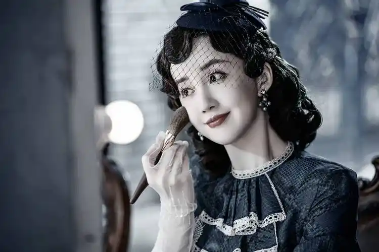 中饰演造型惊艳的国民初恋邹静,被一众网友齐呼"民国气质女神",又在