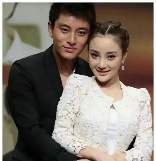 据爆料,现在的贾乃亮已经有了新的女友,李小璐也经常有男士陪伴在侧