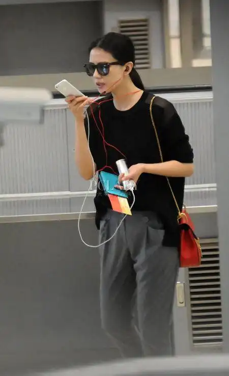 王菲休闲装出行 机场街拍素颜不减美貌气质