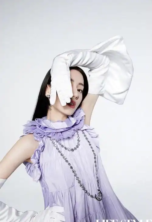 迪丽热巴最新时尚大片释出白肤黑发搭配不同造型演绎精致女郎