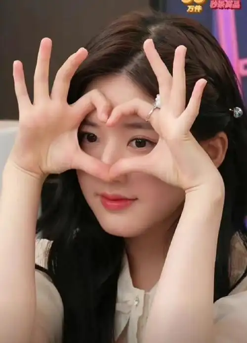 赵露思情人节营业照##赵露思露式比心随拍