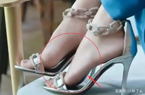 难怪很少见郑爽穿高跟鞋,放大照片看她翘起来的脚时,瞬间就懂了