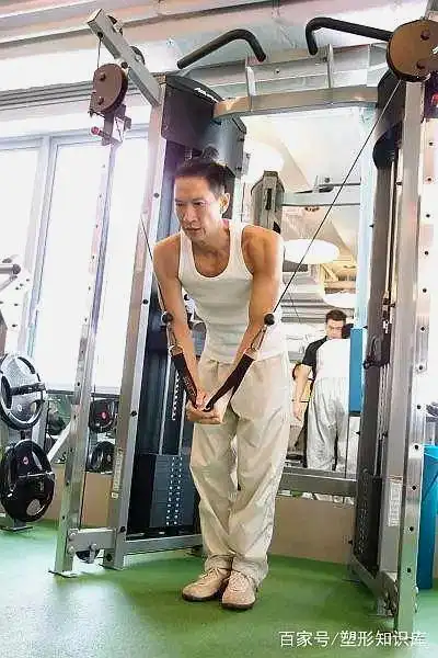 肌肉难练?46岁张家辉只用这两招,从"渣渣辉"变型男