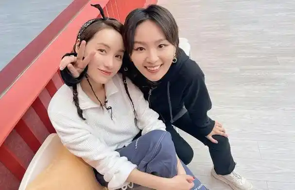 聚餐,不经意间看到了一个陌生的男子,而这个男子就是她的丈夫钱泳辰