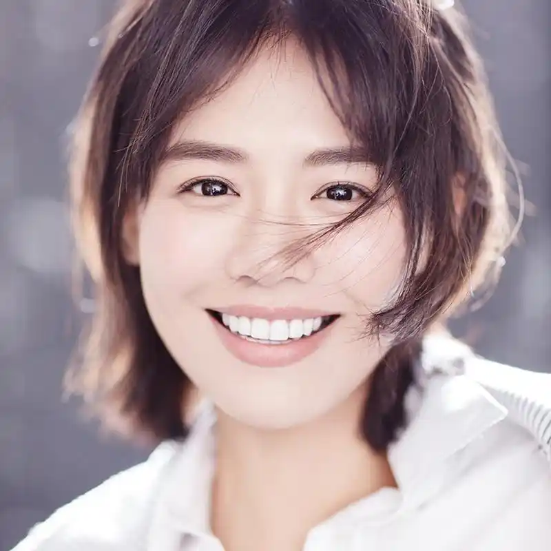 马思纯时尚杂志封面写真露灿烂笑容