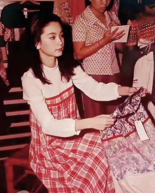 林青霞息影多年,不少粉丝不时回看林青霞年轻时的照片解思念之情,保持