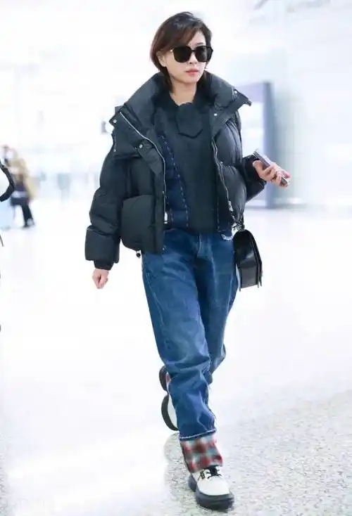 黑色短款羽绒服 蓝色牛仔裤,万茜轻松穿出自我风格_女性_休闲_小个子