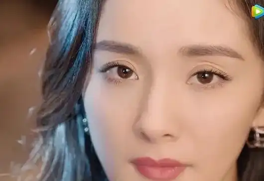 原创杨幂广告照被疯传脸颊消瘦双眼皮撑不起来33岁女明星的真实状态