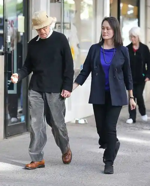 迎娶小35岁养女互拍照片伍迪艾伦新书洗白争议爱情有漏洞