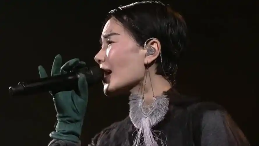 王菲演唱会上一首《红豆》,歌声美妙,百听不厌,满满的回忆!