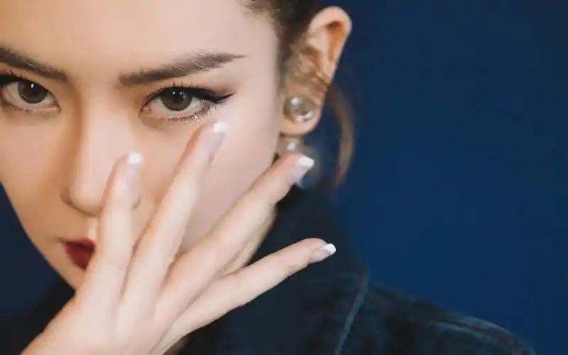 戚薇锅盖耳饰性感图片桌面壁纸_大陆明星_壁纸下载_美桌网