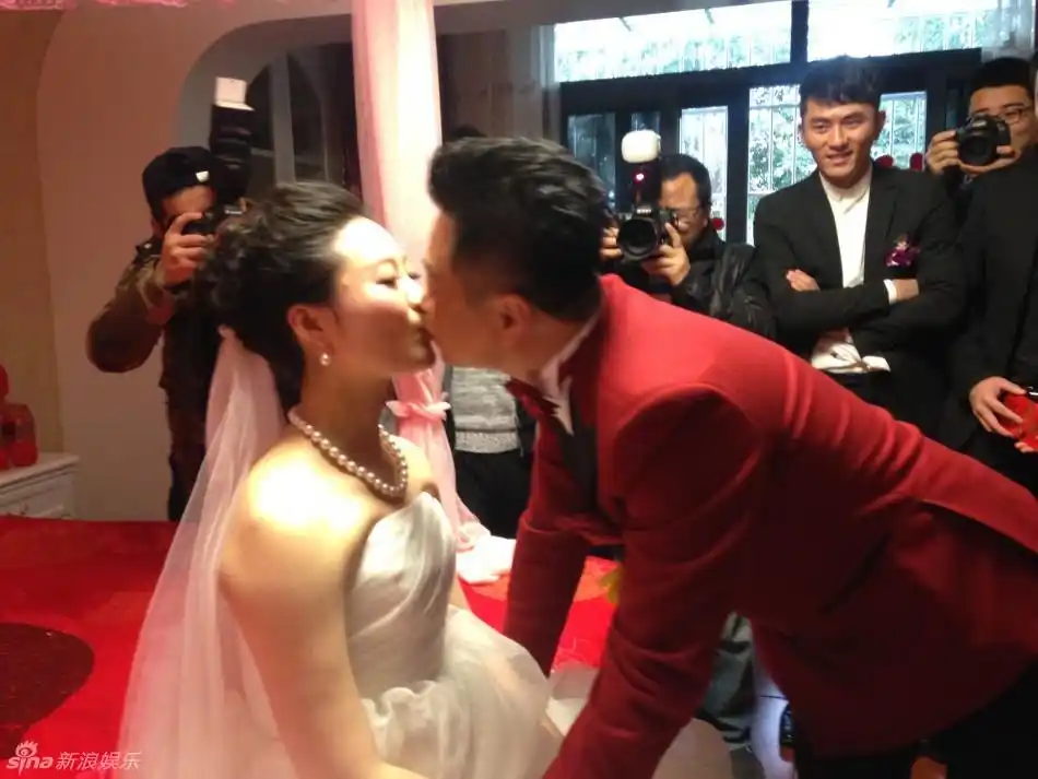 东京影帝王景春亲吻新娘