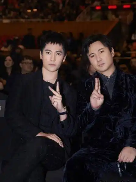 沈腾杨洋评沙溢旧照,军艺三大校草罕见联动,疑为新综艺造势_身材_喜剧