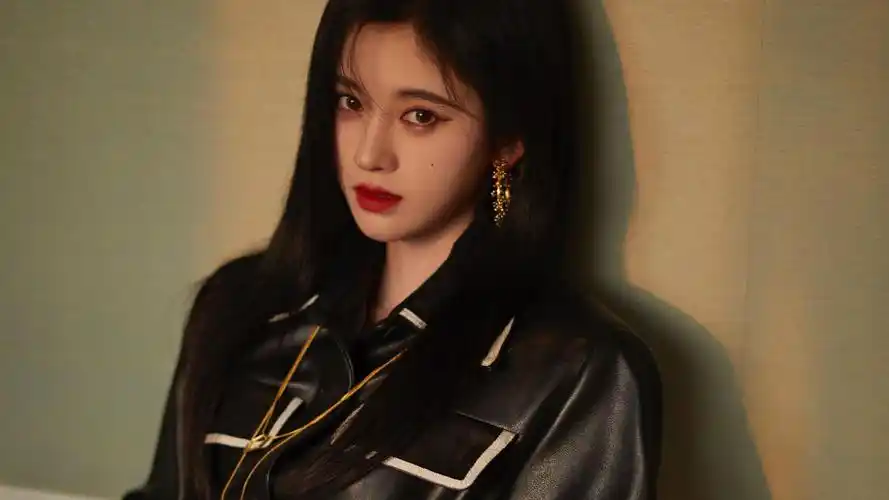 电脑壁纸 明星 大陆明星 鞠婧祎黑酷皮衣酷飒写真