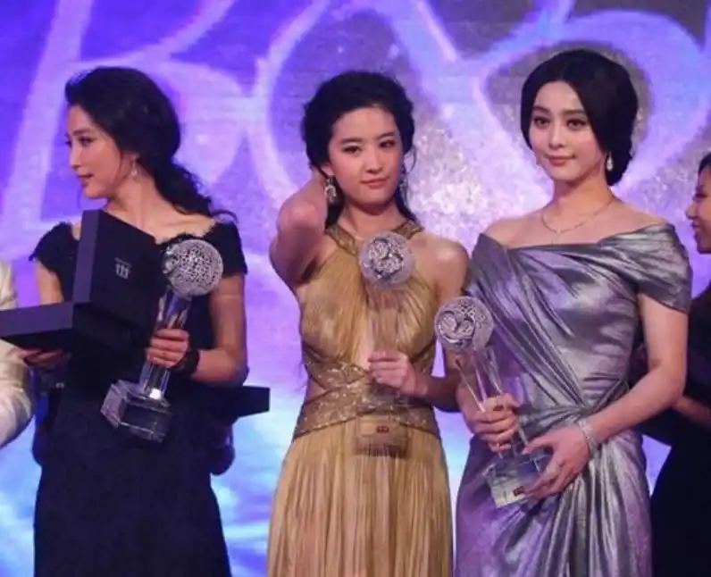 刘亦菲和李冰冰合影火了,被指气质差距太大,穿衣搭配成槽点