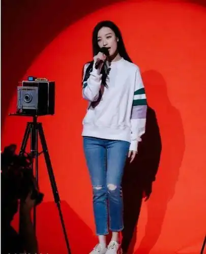 倪妮上快本穿超短裤,网友:皮肤白的,上镜都曝光了!