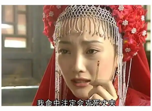 那时候的李小璐在剧里演了个神婆叫明道红,长得漂亮又有灵性,跟年轻