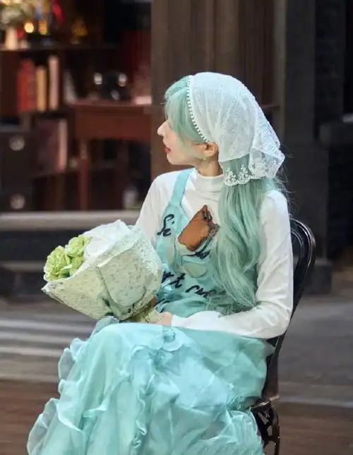 吴昕明星大侦探最新一期造型曝光一身薄荷绿的造型令人眼前一亮