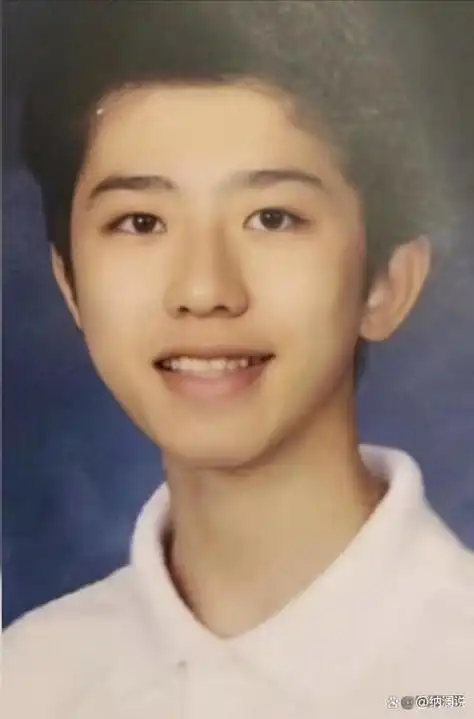 从照片上来看,那时候的蔡徐坤,造型和风格都偏向孩子气,一个斜刘海的"