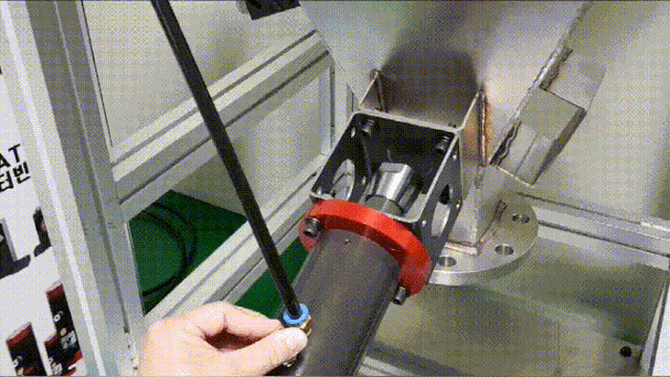 气动敲击锤工作原理:内部有一块强力磁性锤头,在敲击前这块磁性锤头与