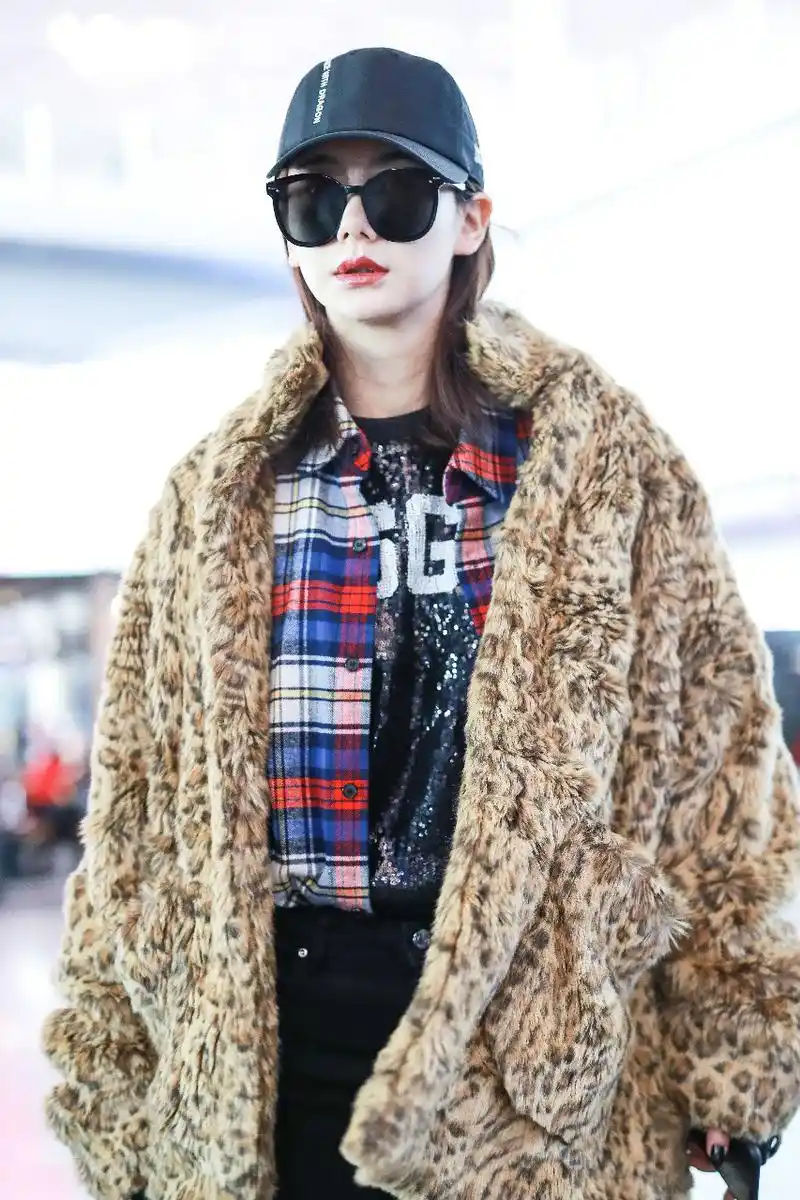 戚薇穿豹纹外套搭配黑色紧身裤现身机场,戴棒球帽和墨镜又酷又美