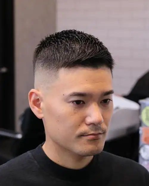 寸头可以说是最受男士欢迎的发型,简单时尚又清爽,越剪越精神.