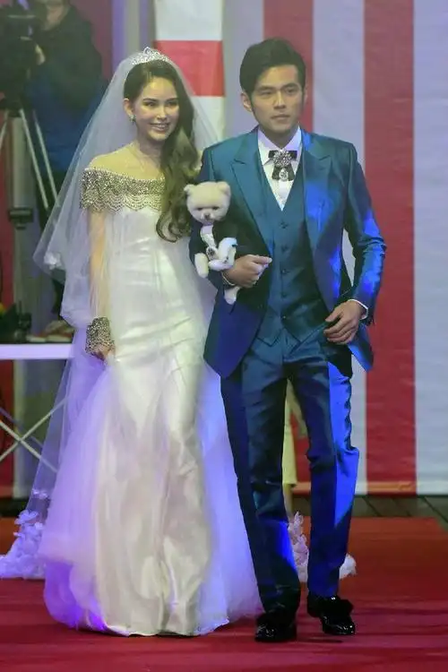 周杰伦台北婚礼曝光 昆凌婚纱美翻了!-大众点评结婚频道