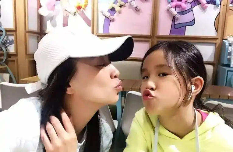 张庭10岁女儿回应长相争议,称不靠脸吃饭,网友:丑还不让人说_小朋友