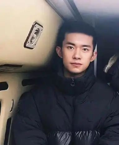 照片中,易烊千玺穿黑色羽绒服,留着寸头清爽帅气,眼神坚定温柔.